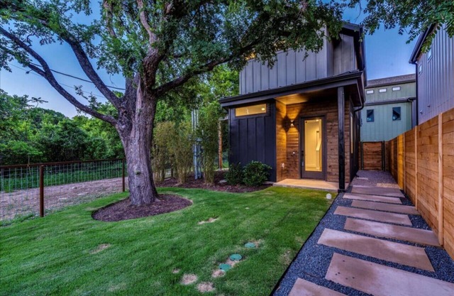 **New Modern 2BR Home in Austin's East Side - Sleeps 5**