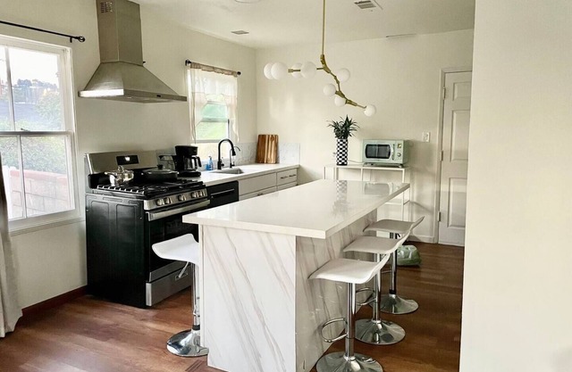 New Modern 3 Bedroom 2 Bath House near Downtown LA
