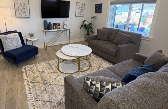 NEW Modern basement casita w/majestic views just 25min to Zion National park