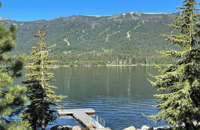 New! Modern Cabin w/fireplace/hot tub/sleeps 12