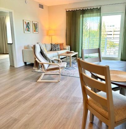 NEW Modern Condo FREE Parking & High Speed Wifi