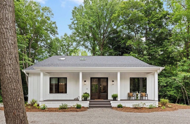 New Modern Farmhouse in Sawyer - hot tub, putting greens and firepit