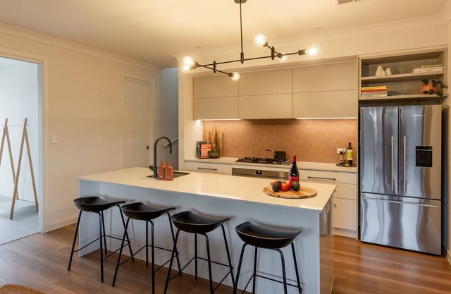 New Modern Home, 2 Bedroom, Sleeps 4 people