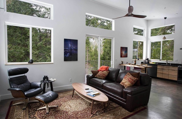 Nouvelle maison moderne à l'intérieur des portes du parc!