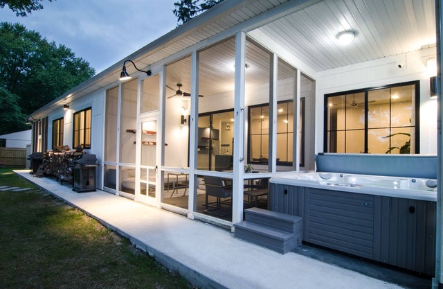 Nouvelle maison du lac moderne + apt pour 15 w / HOT TUB