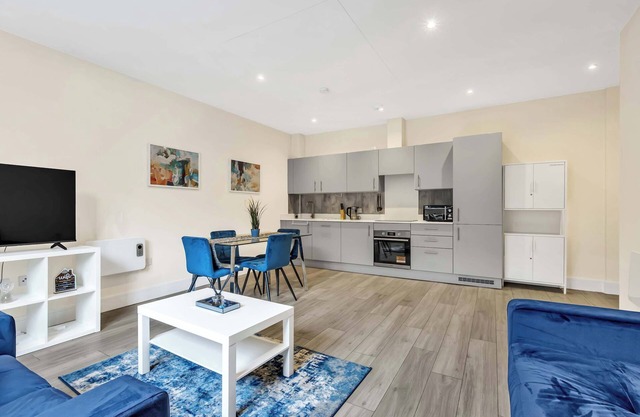 Modern, London Village 2-bed flat in Cheam just 40 mins to London