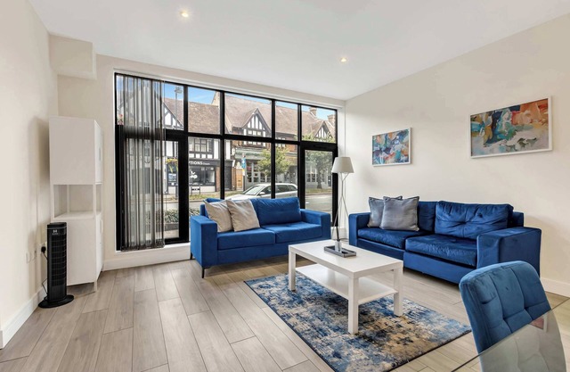 Modern, London Village 2-bed flat in Cheam just 40 mins to London