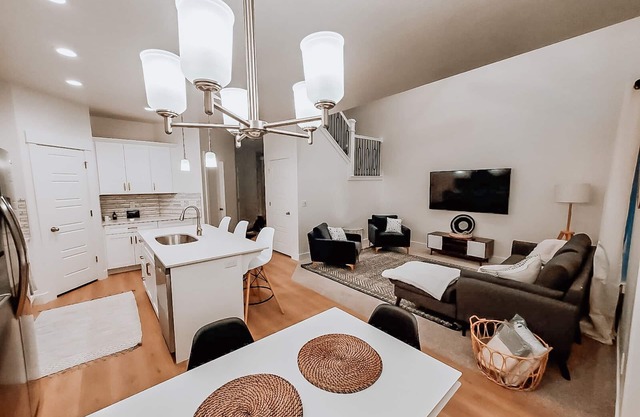 Nouvelle maison de ville luxueuse moderne dans des pentes de silicium