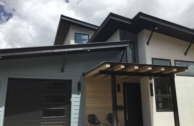 Nouvelle maison de luxe de montagne moderne sur une route approuvée par OHV et des vues incroyables