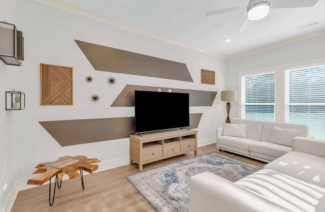 NEW Modern Luxury Stay - 2 King Beds - Sleeps 10