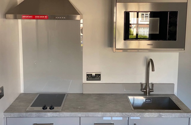 New Modern Refurbished Luxe Apartment + Free Parking