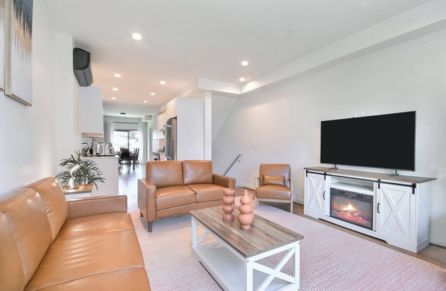 New Modern Retreat in Alki Beach 3-bedroom house in enchanting Seattle