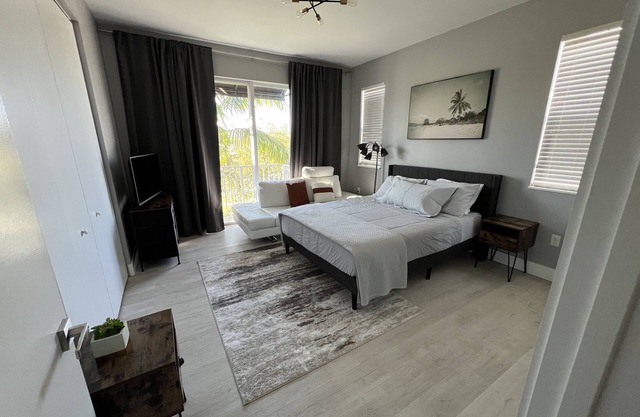 New Modern Townhome! 8 min to DT Las Olas & Beach!