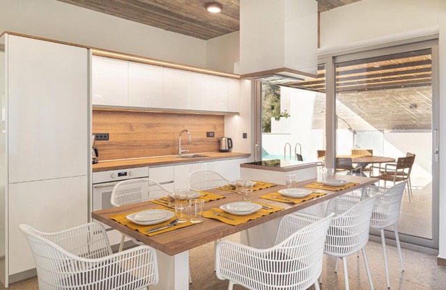 New Modern Villa Domus Myrtia with private pool & BBQ, 4km from nearest beach