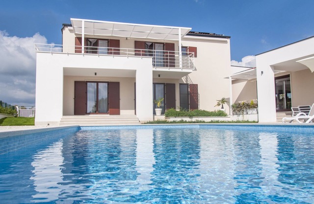 Nouvelle Villa moderne avec grande piscine privée dans un quartier calme