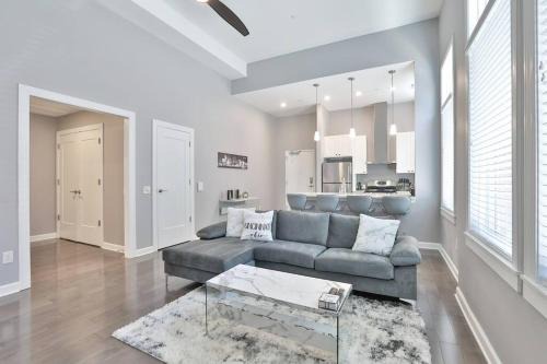 *NEW mOdernLUX best OTR condo *Park ONsite*