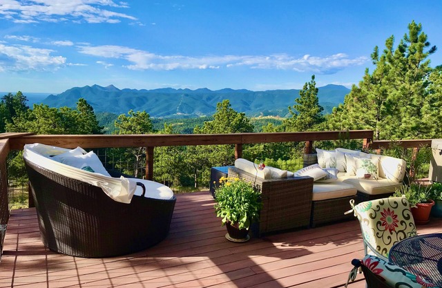 @NEW@ Mountain Getaway w/Chef's Kitchen, Yoga Studio, Sauna, Hot Tub & Trails