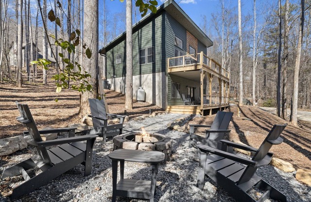 NEW Mountain Modern Hideaway! - Walk to Disc Golf