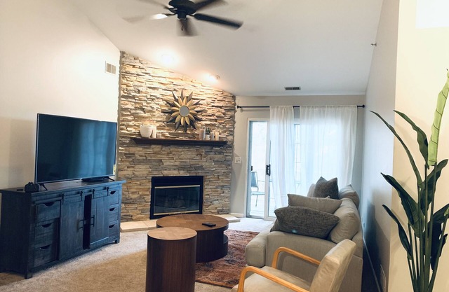 NEW Naperville 2br Condo w/ Private Deck