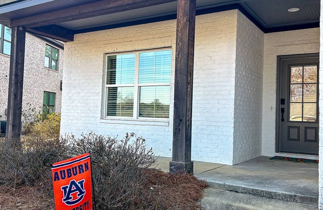 No Dawgs- 3-bedroom house minutes to campus