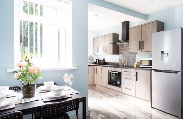New North Belfast Home. Free Parking/ 10 mins from centre!