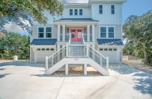 New, Oceanside 6-Bedroom 5.5 Bath, Swimming pool, Elevator, 5 min walk to beach