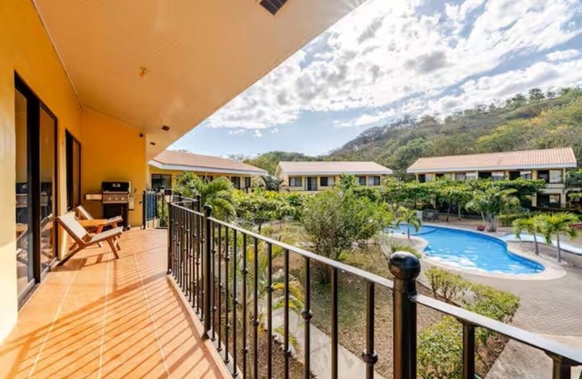 Close to beach - Newly Renovated 2 Bedroom Condo in O