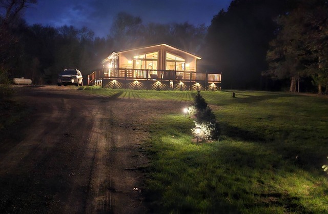 Nouveau sur le marché. Cabine avec 3 lits et 3 bains entourée de forêt
