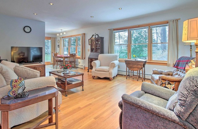 NOUVEAU! Private Northampton Area Home sur 8 Lush Acres