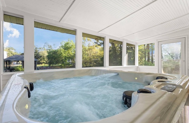 New! PacMan / Firepit / Pet Friendly- Hot Tub March 2025! Sleeps 9