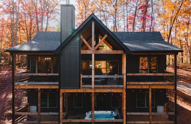 NEW Peaceful Family Retreat w/ hot tub, 2 fireplaces, grill, 5 min. walk to pond