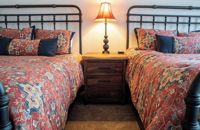 New pet-friendly, gorgeous cabin with AC and WiFi at Tiny Timbers Resort