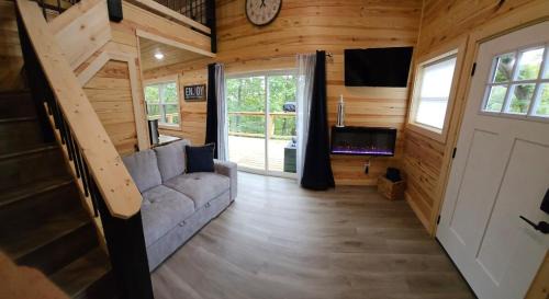 New! Pine Ridge Tiny Cabin with Hot Tub!
