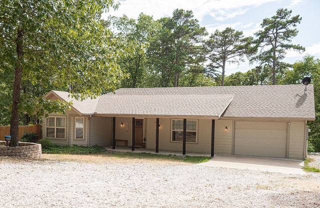 NEW! Pinewood Hollow—2 BDR retreat just minutes from Beaver Lake and Rogers