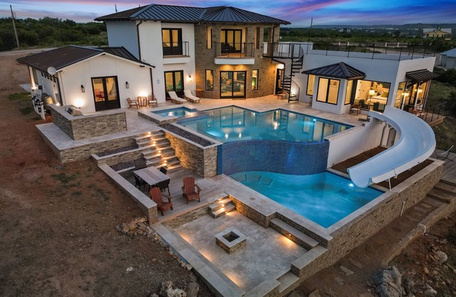 *New PK SLIDE* 5 bed, 6 bath home with pool/hot tub. Hell's Gate View!!