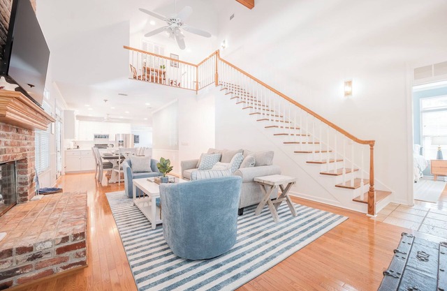 NEW! Porch Swing, Walk to Village & Mallery Park