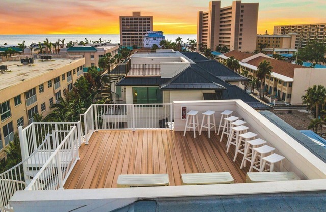 Serving Sunset - Cinq Chambres Maison, Couchages 14