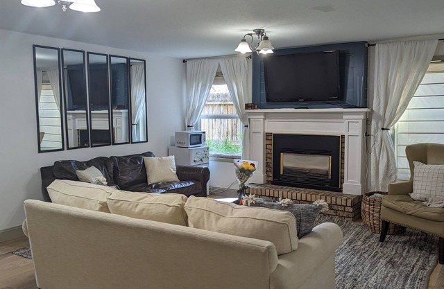 New, Private Entry Basement Suite, 5 to Downtown, Child Friendly