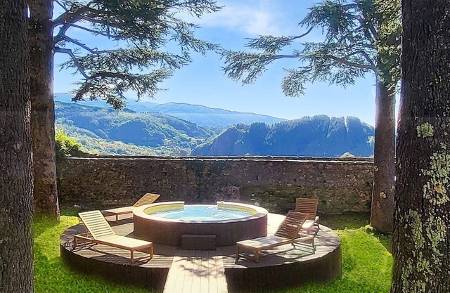 NOUVEAU ! Forteresse privée! Très beau restauré, 5 chambres, 5.5 salles de bains