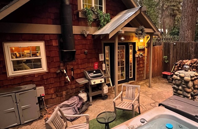 Cabine Yosemite confortable dans les pins, w / Hot Tub.