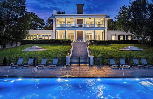 New Private Lakefront Mansion on 5acres-3 Homes!Sleeps 44~Huge Pool/Hot tub/Dock