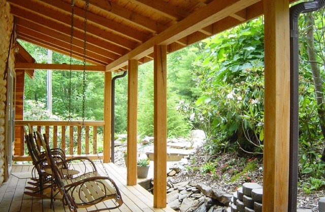 Nouvelle maison en bois de cèdre rouge juste à côté de la promenade Blue Ridge dans la Petite Suisse, NC