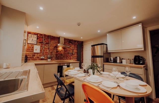 New Refurbed. Home from Home. near Train station for Families and Contractors