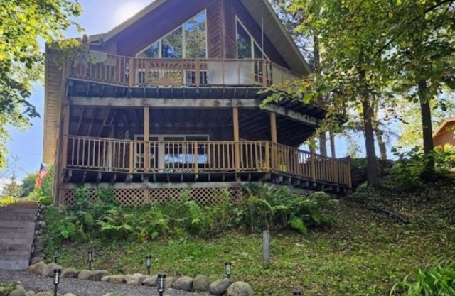 Relaxing Lakefront Getaway on Turtle Lake-3BR + Loft, Kayaks, Dock, Fire Pit