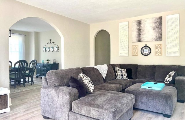 New Remodel in St. Charles - Sleeps 10! New patio! Large Fenced-in backyard!