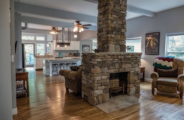 new remodel w/ a hot tub, 1 mile from market st bridge,private backyard and deck
