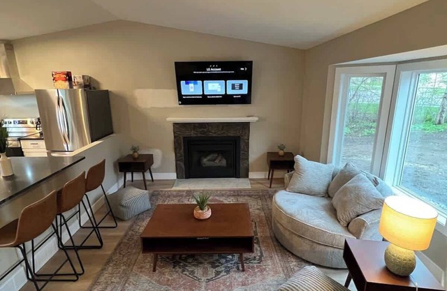 Fully renovated 4BR house-King beds-Movie Theatre-Central location!
