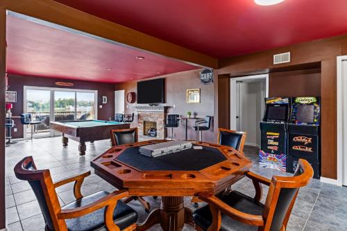 New Renovated 5BD Home with Hot Tub Sauna & Game Rm