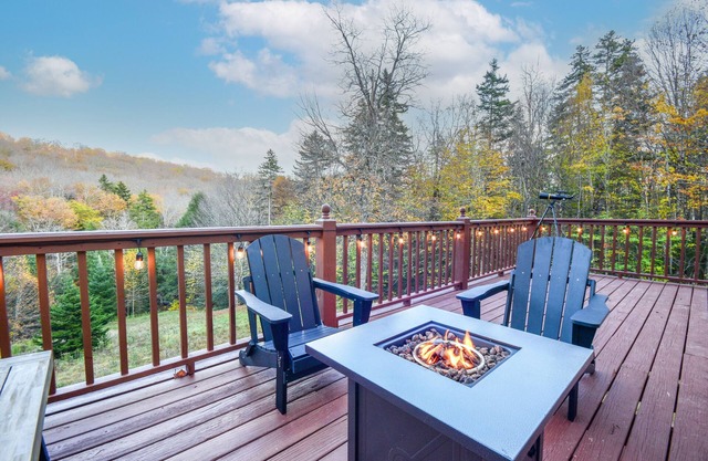 New Renovated Ski Chalet on the River with a Hottub