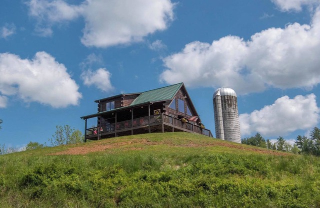 NEW RENTAL Cabin By the New River! Hot Tub - Ping Pong - Foosball - Short walk to River